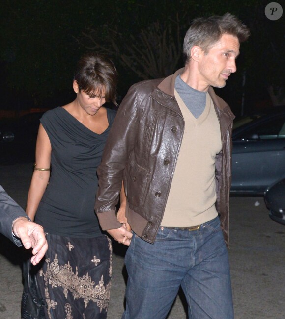 Halle Berry enceinte et son mari Olivier Martinez à West Hollywood le 30 juillet 2013.