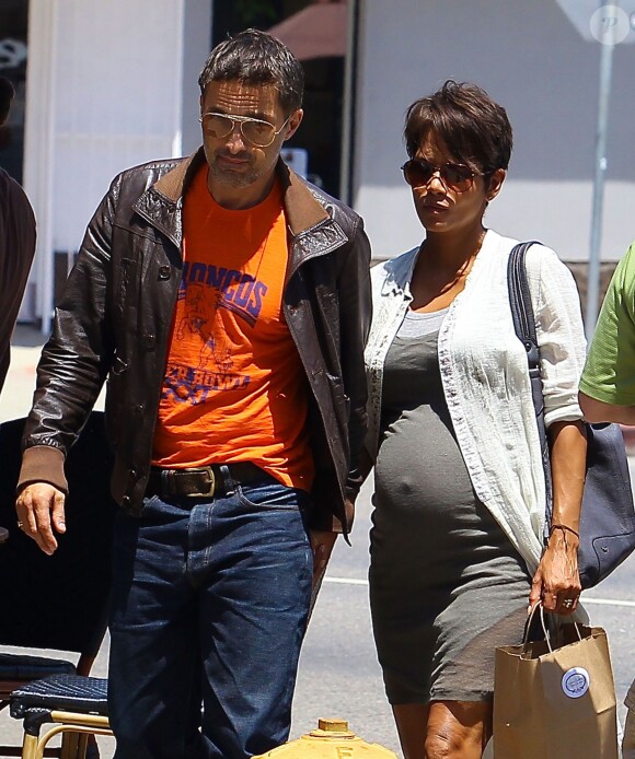 Exclusif - Halle Berry enceinte et son mari Olivier Martinez à Sherman Oaks, le 25 juillet 2013.