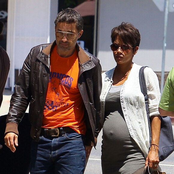 Exclusif - Halle Berry enceinte et son mari Olivier Martinez à Sherman Oaks, le 25 juillet 2013.