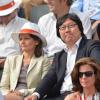 Jean-Vincent Placé et sa compagne Eva Sas assistent au quart de finale entre Rafael Nadal et Stanislas Wawrinka lors des Internationaux de France de tennis à Roland-Garros, à Paris, le 5 juin 2013.