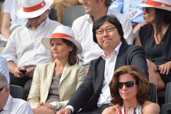 Jean-Vincent Placé et sa compagne Eva Sas assistent au quart de finale entre Rafael Nadal et Stanislas Wawrinka lors des Internationaux de France de tennis à Roland-Garros, à Paris, le 5 juin 2013.