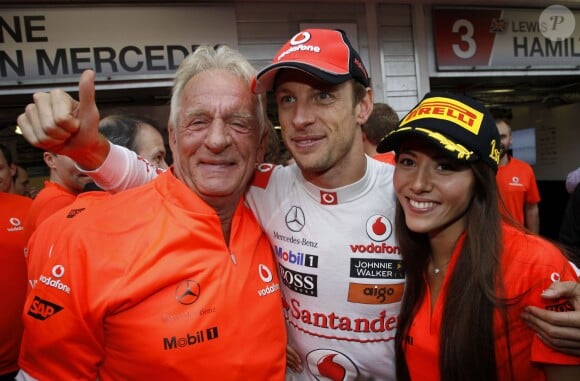 Jessica Michibata et Jenson Button, accompagné du père de Jenson, John, le 31 juillet 2011 au Grand Prix de Hongrie à Budapest