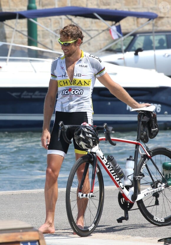 Exclusif - Jenson Button avec son vélo sur le port de Saint-Tropez, le 20 juillet 2015.  No web/No blog pour Belgique/Suisse Exclusive - For Germany Call For Price - Jenson Button and his bike in Saint-Tropez, France, on July 20th 2015.20/07/2015 - Saint-Tropez