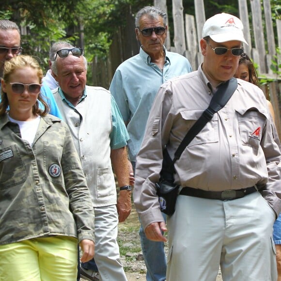 Exclusif - Le prince Albert II de Monaco visitait en compagnie d'Eric Ciotti le 5 août 2015 le Parc Alpha, au Boréon à Saint-Martin-Vésubie (Alpes-Maritimes), où vivent 22 loups du Mercantour en trois meutes. Précédemment, le souverain monégasque, fervent défenseur de l'environnement, était allé observer dans les environs de Saint-Etienne du Tinée le gypaéton Aunos.