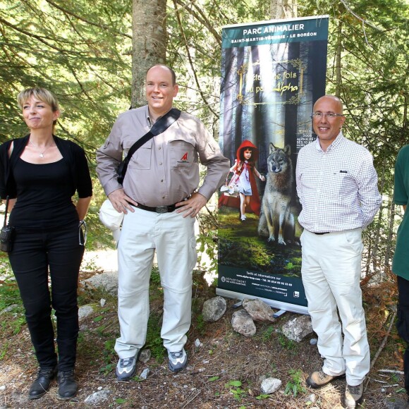 Exclusif - Le prince Albert II de Monaco visitait en compagnie d'Eric Ciotti le 5 août 2015 le Parc Alpha, au Boréon à Saint-Martin-Vésubie (Alpes-Maritimes), où vivent 22 loups du Mercantour en trois meutes. Précédemment, le souverain monégasque, fervent défenseur de l'environnement, était allé observer dans les environs de Saint-Etienne du Tinée le gypaéton Aunos.