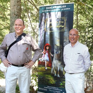 Exclusif - Le prince Albert II de Monaco visitait en compagnie d'Eric Ciotti le 5 août 2015 le Parc Alpha, au Boréon à Saint-Martin-Vésubie (Alpes-Maritimes), où vivent 22 loups du Mercantour en trois meutes. Précédemment, le souverain monégasque, fervent défenseur de l'environnement, était allé observer dans les environs de Saint-Etienne du Tinée le gypaéton Aunos.