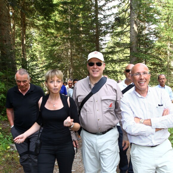 Exclusif - Le prince Albert II de Monaco visitait en compagnie d'Eric Ciotti le 5 août 2015 le Parc Alpha, au Boréon à Saint-Martin-Vésubie (Alpes-Maritimes), où vivent 22 loups du Mercantour en trois meutes. Précédemment, le souverain monégasque, fervent défenseur de l'environnement, était allé observer dans les environs de Saint-Etienne du Tinée le gypaéton Aunos.