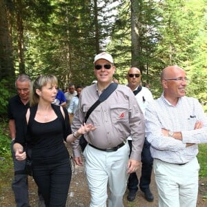 Exclusif - Le prince Albert II de Monaco visitait en compagnie d'Eric Ciotti le 5 août 2015 le Parc Alpha, au Boréon à Saint-Martin-Vésubie (Alpes-Maritimes), où vivent 22 loups du Mercantour en trois meutes. Précédemment, le souverain monégasque, fervent défenseur de l'environnement, était allé observer dans les environs de Saint-Etienne du Tinée le gypaéton Aunos.