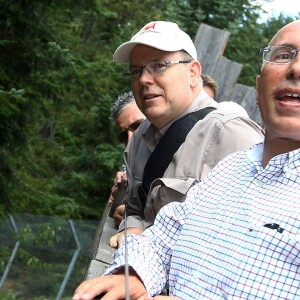 Exclusif - Le prince Albert II de Monaco visitait en compagnie d'Eric Ciotti le 5 août 2015 le Parc Alpha, au Boréon à Saint-Martin-Vésubie (Alpes-Maritimes), où vivent 22 loups du Mercantour en trois meutes. Précédemment, le souverain monégasque, fervent défenseur de l'environnement, était allé observer dans les environs de Saint-Etienne du Tinée le gypaéton Aunos.