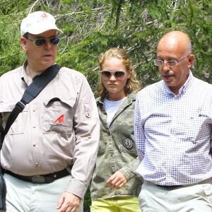 Exclusif - Le prince Albert II de Monaco visitait en compagnie d'Eric Ciotti le 5 août 2015 le Parc Alpha, au Boréon à Saint-Martin-Vésubie (Alpes-Maritimes), où vivent 22 loups du Mercantour en trois meutes. Précédemment, le souverain monégasque, fervent défenseur de l'environnement, était allé observer dans les environs de Saint-Etienne du Tinée le gypaéton Aunos.