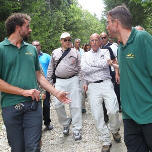 Exclusif - Le prince Albert II de Monaco visitait en compagnie d'Eric Ciotti le 5 août 2015 le Parc Alpha, au Boréon à Saint-Martin-Vésubie (Alpes-Maritimes), où vivent 22 loups du Mercantour en trois meutes. Précédemment, le souverain monégasque, fervent défenseur de l'environnement, était allé observer dans les environs de Saint-Etienne du Tinée le gypaéton Aunos.