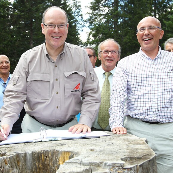 Exclusif - Le prince Albert II de Monaco visitait en compagnie d'Eric Ciotti le 5 août 2015 le Parc Alpha, au Boréon à Saint-Martin-Vésubie (Alpes-Maritimes), où vivent 22 loups du Mercantour en trois meutes. Précédemment, le souverain monégasque, fervent défenseur de l'environnement, était allé observer dans les environs de Saint-Etienne du Tinée le gypaéton Aunos.