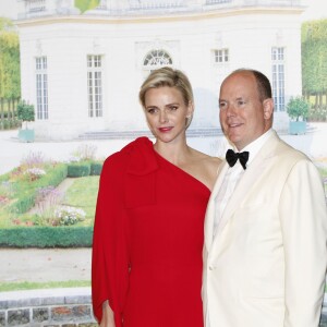 Le prince Albert II de Monaco et la princesse Charlene de Monaco lors du 67e Gala de la Croix-Rouge Monégasque à Monaco le 25 juillet 2015.