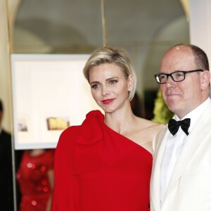 Le prince Albert II de Monaco et la princesse Charlene de Monaco lors du 67e Gala de la Croix-Rouge Monégasque à Monaco le 25 juillet 2015.