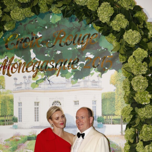 Le prince Albert II de Monaco et la princesse Charlene de Monaco lors du 67e Gala de la Croix-Rouge Monégasque à Monaco le 25 juillet 2015.