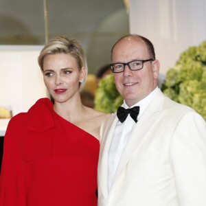 Le prince Albert II de Monaco et la princesse Charlene de Monaco lors du 67e Gala de la Croix-Rouge Monégasque à Monaco le 25 juillet 2015.