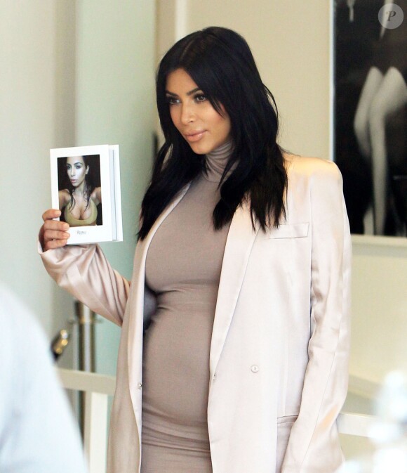Kim Kardashian enceinte signe des exemplaires de son livre "Selfish" dans la boutique DASH à Beverly Hills, le 6 août 2015.  