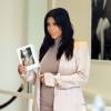 Kim Kardashian enceinte signe des exemplaires de son livre "Selfish" dans la boutique DASH à Beverly Hills, le 6 août 2015 