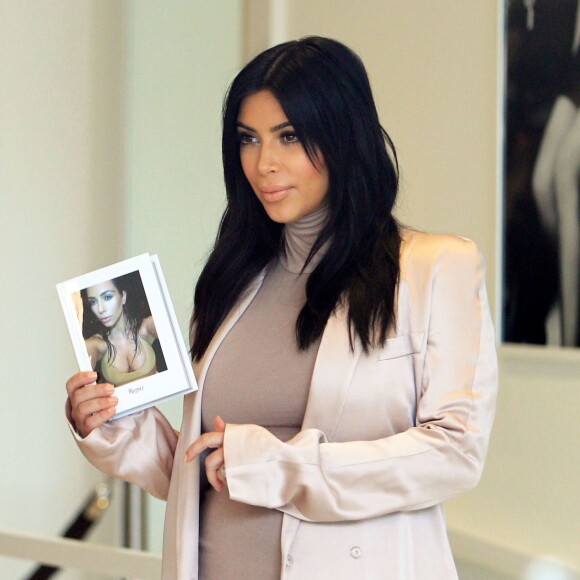 Kim Kardashian enceinte signe des exemplaires de son livre "Selfish" dans la boutique DASH à Beverly Hills, le 6 août 2015 