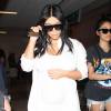 Kim Kardashian enceinte arrive à l'aéroport de Los Angeles en provenance de la Nouvelle-Orléans, le 4 août 2015.  