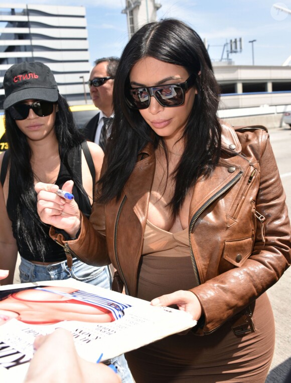 Kim Kardashian enceinte prend un vol à l'aéroport de Los Angeles, le 3 août 2015.  