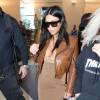 Kim Kardashian enceinte prend un vol à l'aéroport de Los Angeles, le 3 août 2015. 