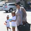 Kim Kardashian enceinte, sa fille North, sa soeur Kourtney Kardashian et ses enfants Mason, Penelope et Reign se rendent à une fête d'anniversaire à Woodland Hills, le 2 août 2015.  