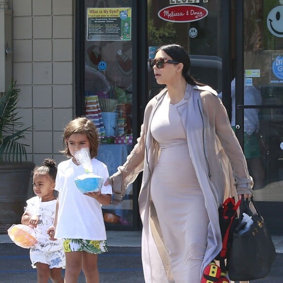 Kim Kardashian enceinte, sa fille North, sa soeur Kourtney Kardashian et ses enfants Mason, Penelope et Reign se rendent à une fête d'anniversaire à Woodland Hills, le 2 août 2015.  