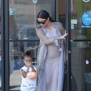 Kim Kardashian enceinte, sa fille North, sa soeur Kourtney Kardashian et ses enfants Mason, Penelope et Reign se rendent à une fête d'anniversaire à Woodland Hills, le 2 août 2015.  