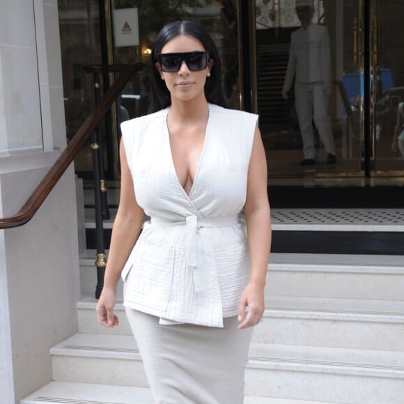 Kim Kardashian (enceinte) sort de son hôtel à Paris. Le 21 juillet 2015  