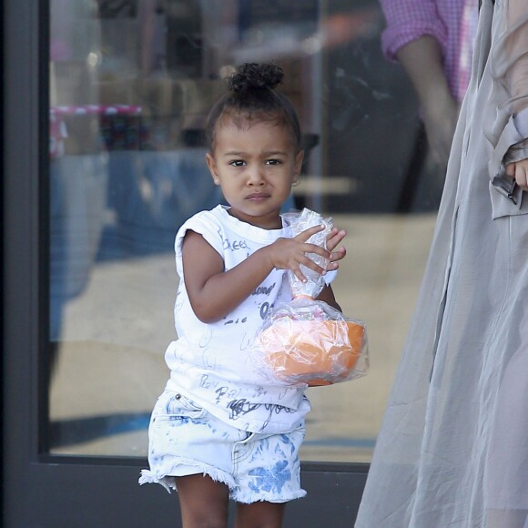 Kim Kardashian enceinte, sa fille North, sa soeur Kourtney Kardashian et ses enfants Mason, Penelope et Reign se rendent à une fête d'anniversaire à Woodland Hills, le 2 août 2015.  