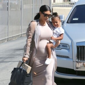 Kim Kardashian enceinte, sa fille North, sa soeur Kourtney Kardashian et ses enfants Mason, Penelope et Reign se rendent à une fête d'anniversaire à Woodland Hills, le 2 août 2015.  