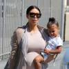 Kim Kardashian enceinte, sa fille North, sa soeur Kourtney Kardashian et ses enfants Mason, Penelope et Reign se rendent à une fête d'anniversaire à Woodland Hills, le 2 août 2015. 