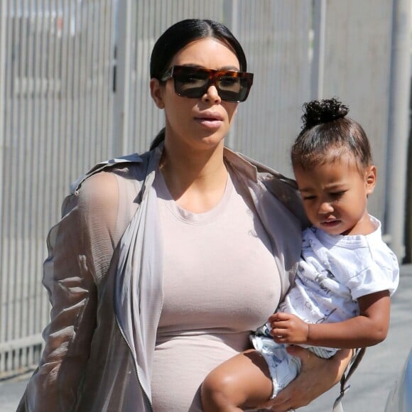 Kim Kardashian enceinte, sa fille North, sa soeur Kourtney Kardashian et ses enfants Mason, Penelope et Reign se rendent à une fête d'anniversaire à Woodland Hills, le 2 août 2015. 