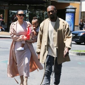 Semi-Exclusif - Kim Kardashian, enceinte, est allée au cinéma avec son mari Kanye West et sa fille North à Calabasas, le 11 juillet 2015 