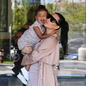 Semi-Exclusif - Kim Kardashian, enceinte, est allée au cinéma avec son mari Kanye West et sa fille North à Calabasas, le 11 juillet 2015  