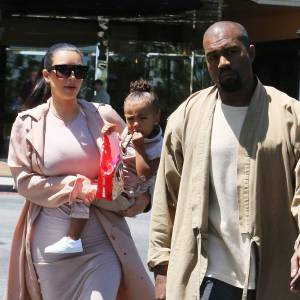 Semi-Exclusif - Kim Kardashian, enceinte, est allée au cinéma avec son mari Kanye West et sa fille North à Calabasas, le 11 juillet 2015  