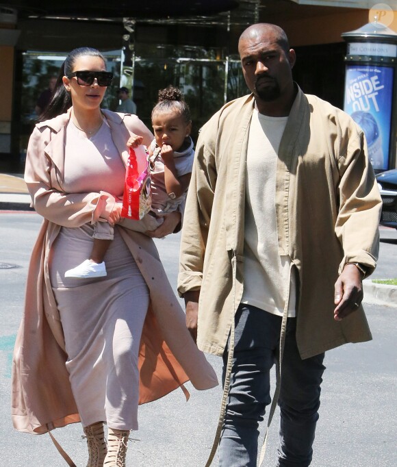 Semi-Exclusif - Kim Kardashian, enceinte, est allée au cinéma avec son mari Kanye West et sa fille North à Calabasas, le 11 juillet 2015  