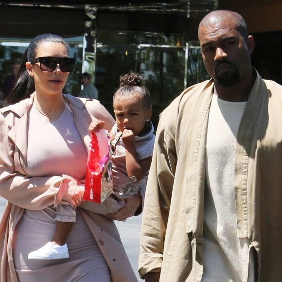 Semi-Exclusif - Kim Kardashian, enceinte, est allée au cinéma avec son mari Kanye West et sa fille North à Calabasas, le 11 juillet 2015  