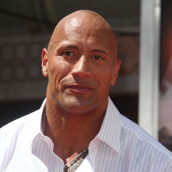 Dwayne Johnson laisse ses empreintes dans le ciment hollywoodien au TCL Chinese Theater à Hollywood, le 19 mai 2015.
