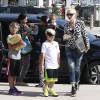 Gwen Stefani est allée à église avec ses enfants Kingston, Zuma et Apollo à Universal City. Gwen ne porte plus son alliance depuis l'annonce officielle de sa séparation avec son mari Gavin Rossdale. Le 9 aout 2015