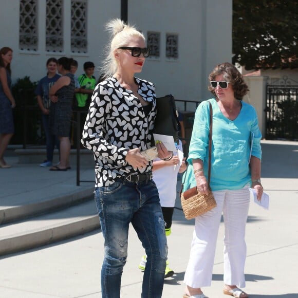 Gwen Stefani est allée à église avec ses enfants Kingston, Zuma et Apollo à Universal City. Gwen ne porte plus son alliance depuis l'annonce officielle de sa séparation avec son mari Gavin Rossdale. Le 9 aout 2015