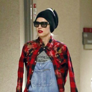 Gwen Stefani, qui ne porte plus son alliance, est raccompagné par un chirurgien esthétique jusqu'au parking de l'hôpital Cedars-Sinai à Los Angeles. Le 8 août 2015 