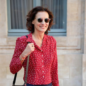 Inès de la Fressange au défilé de mode "Schiaparelli", collection Haute-Couture automne-hiver 2015/2016 à l'hôtel d'Evreux à Paris, le 6 juillet 2015.