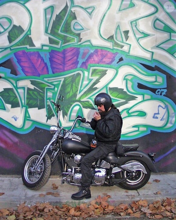 Coyote sur sa moto allume une cigarette / photo postée sur Facebook