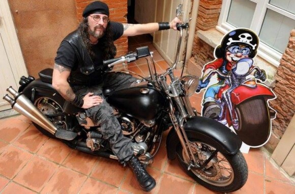 Coyote sur sa moto avec son Litteul Kévin / photo postée sur Facebook