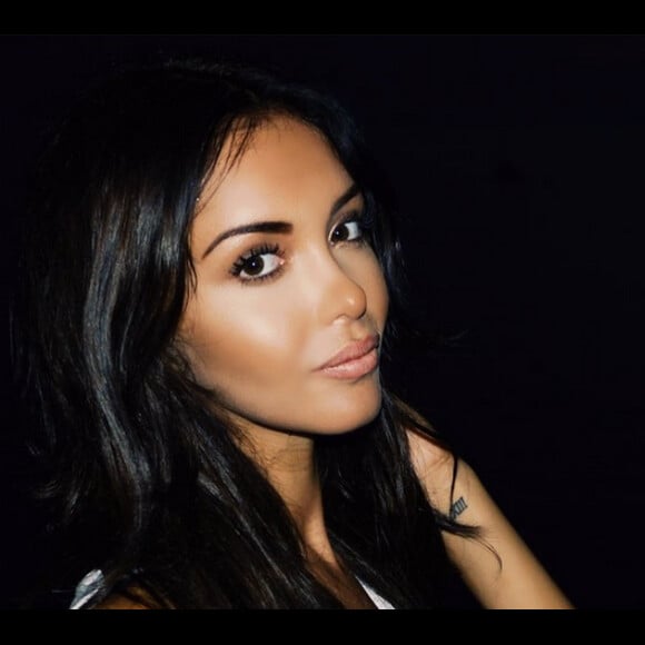 Nabilla revient à son brun naturel : c'est sublime !