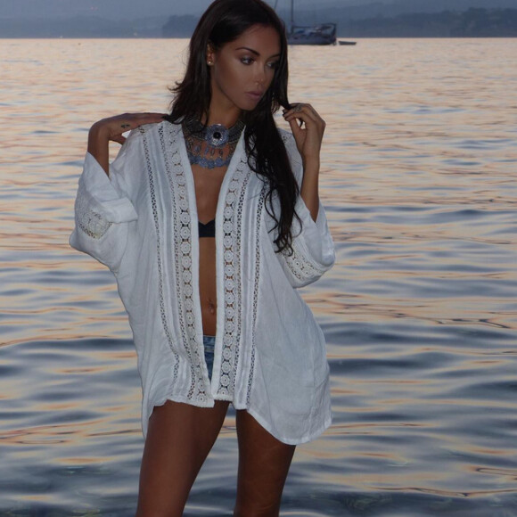 Nabilla revient à son brun naturel : c'est sublime !