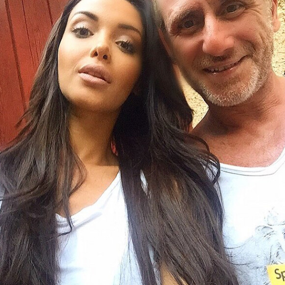 Nabilla pose avec son coiffeur Laurent Athias, qui vient de lui offrir sa couleur naturelle