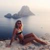 Natasha Oakley sublime à Ibiza